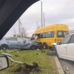 В аварии с участием двух иномарок и автобуса серьезно пострадала пассажирка маршрутки