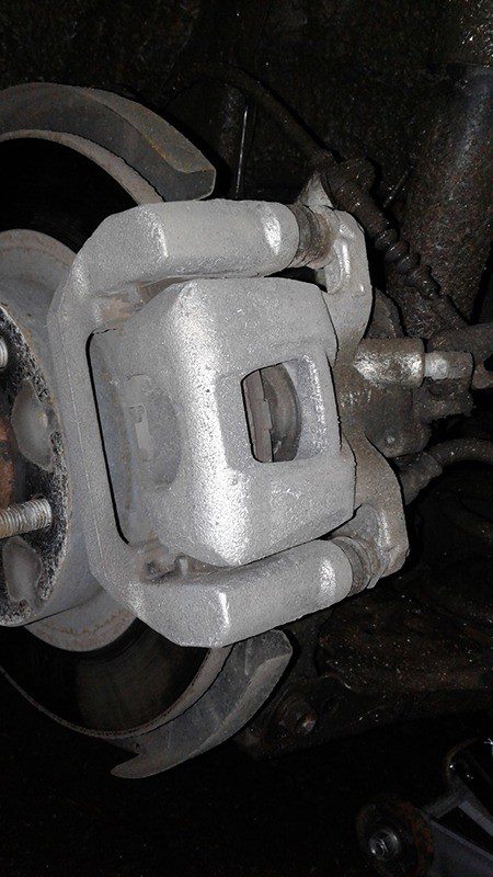 Замена задних тормозных колодок