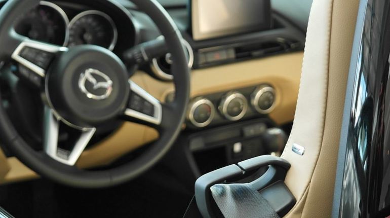 Потерпевший отдал преступникам 200 тысяч рублей, чтобы вернуть угнанную "Мазду"