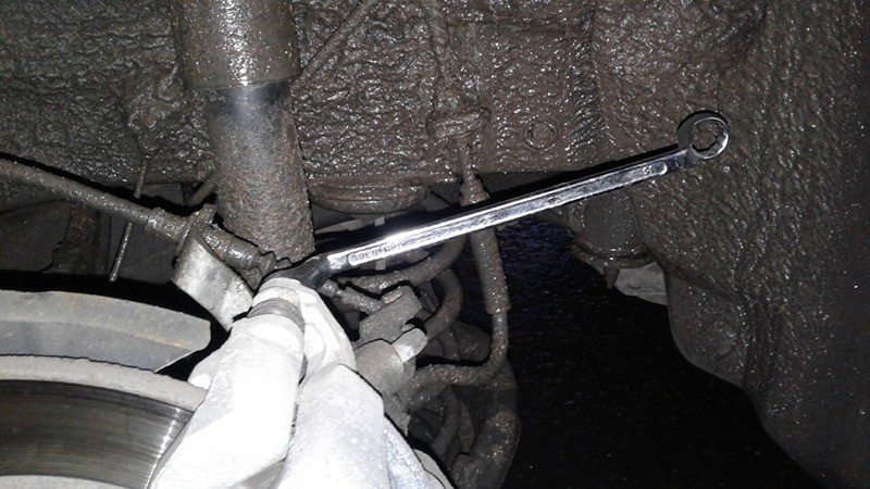 Замена задних тормозных колодок