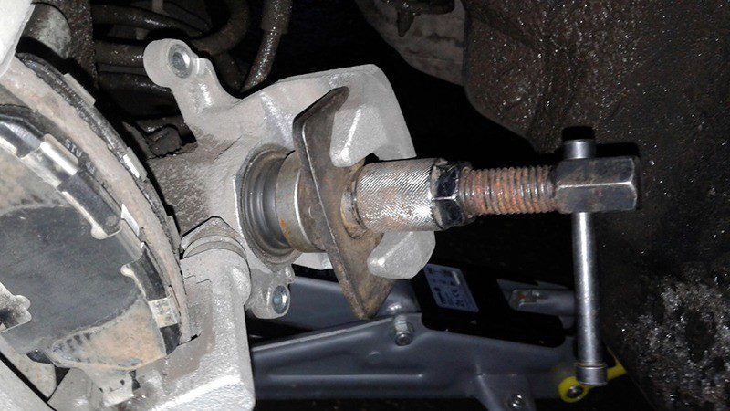 Замена задних тормозных колодок