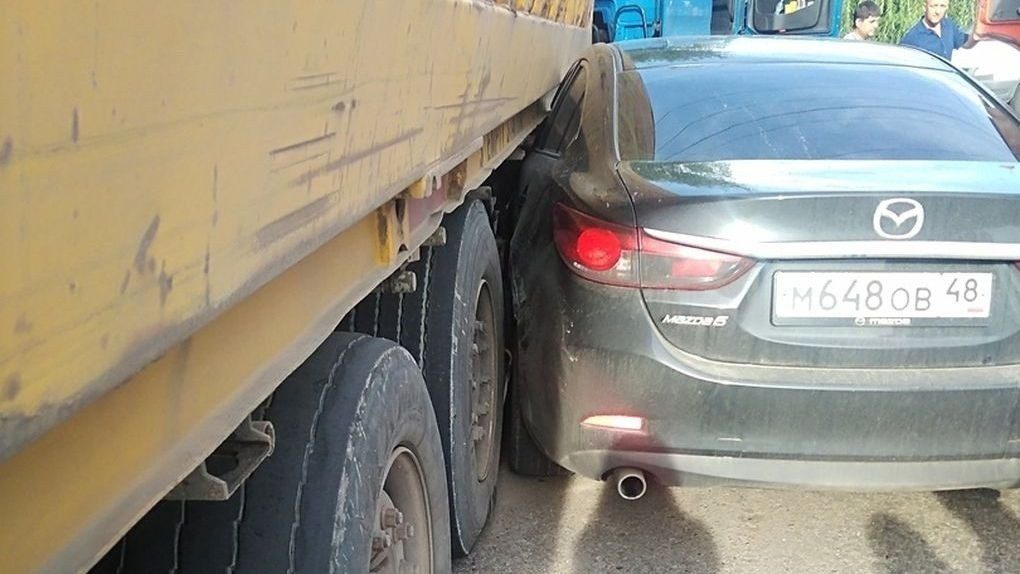 «Мазда» влетела под грузовик: очередное ДТП на улицах Тамбова