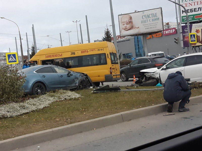 В аварии с участием двух иномарок и автобуса серьезно пострадала пассажирка маршрутки