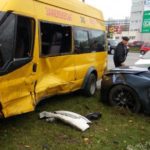 В аварии с участием двух иномарок и автобуса серьезно пострадала пассажирка маршрутки