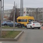 В аварии с участием двух иномарок и автобуса серьезно пострадала пассажирка маршрутки