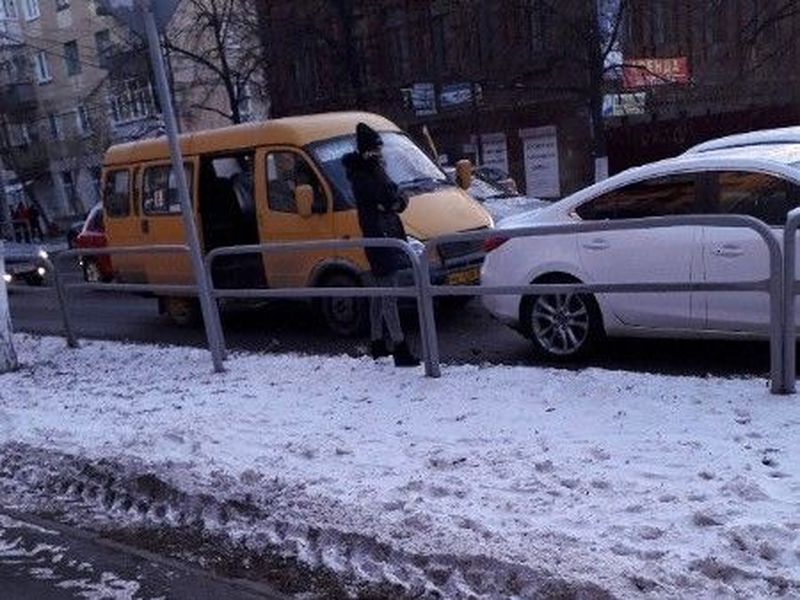 Маршрутка с пассажирами врезалась в Mazda 6