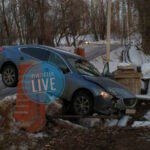 «Мазда» зависла на ограждении моста в Липецке