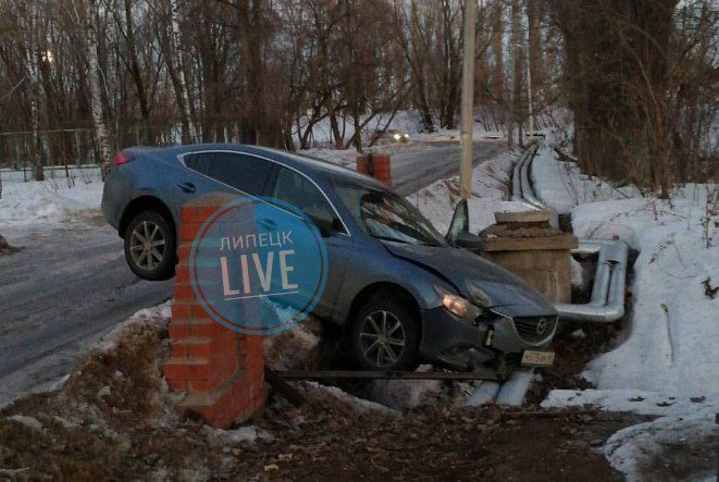 «Мазда» зависла на ограждении моста в Липецке «Мазда» зависла на ограждении моста в Липецке