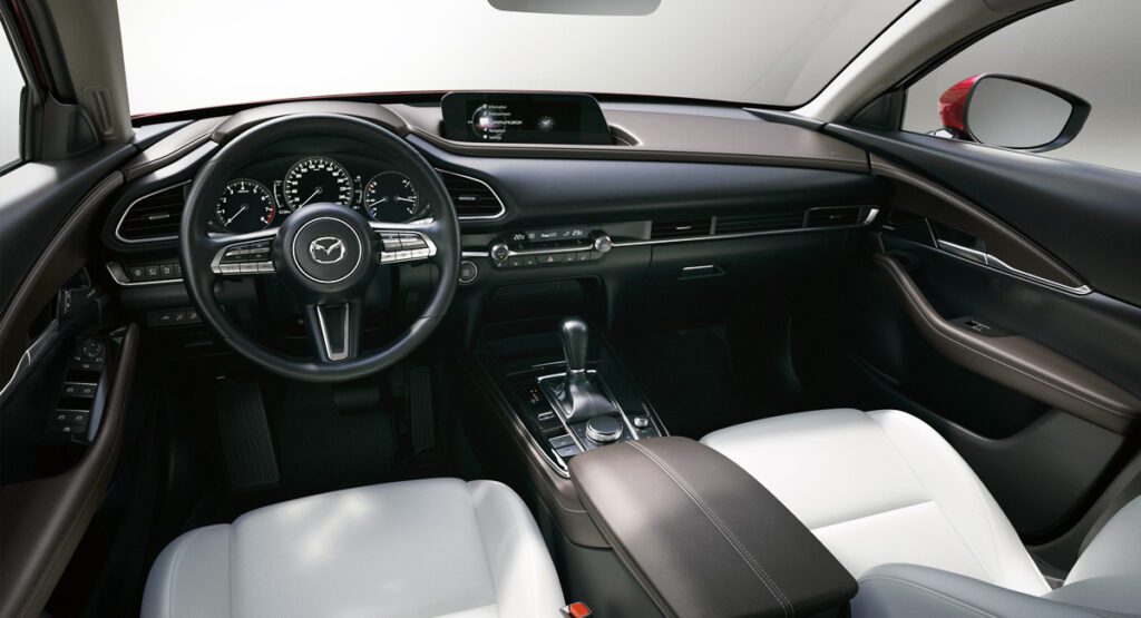 Новая Mazda CX-30: ближайший родственник «трешки»