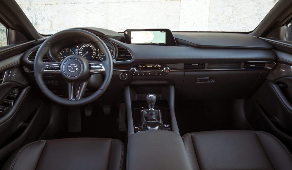 Новая Mazda 3: комплектации и цены в России