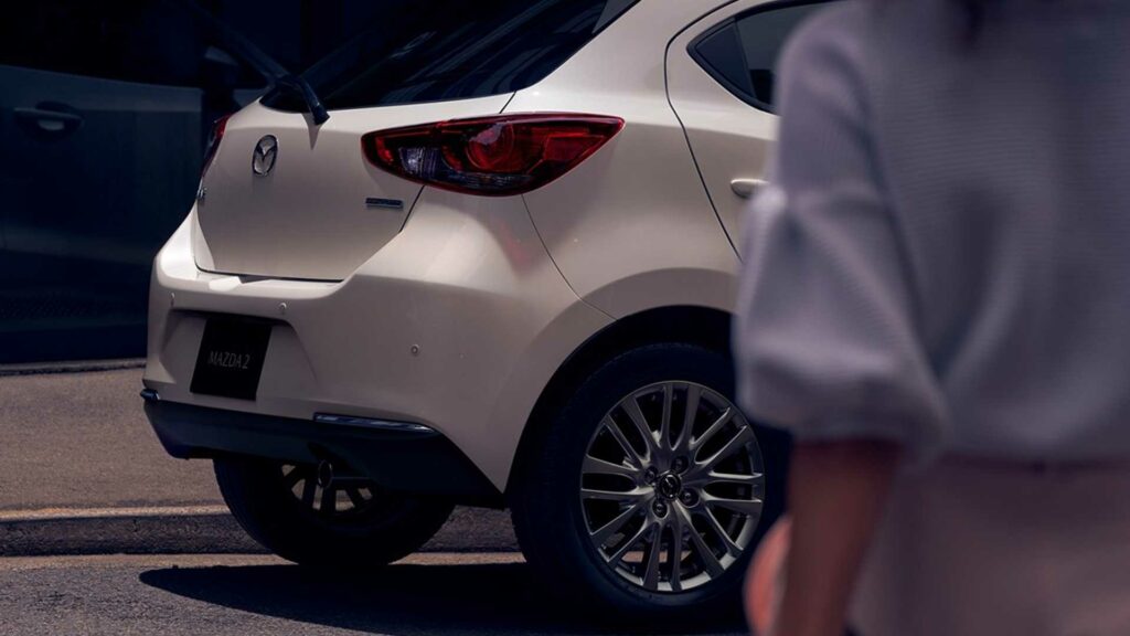 Обновлённую Mazda2 сделали похожей на "трешку"