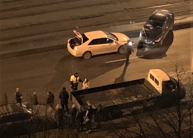 Mazda врезалась в три припаркованные машины СПб